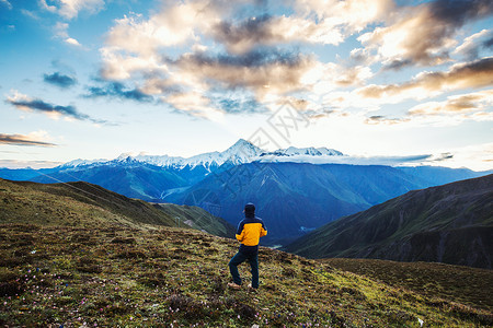 国庆狂欢季探险旅行攀登山顶远看贡嘎群山风景背景