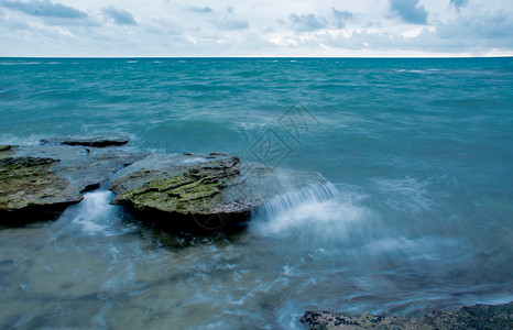 北海涠洲岛五彩滩海浪冲击滩石图片