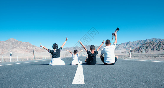 一家四口坐在公路上背景图片