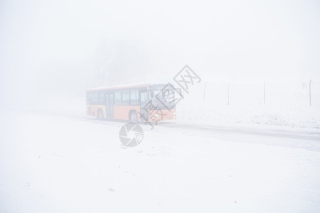 下雪天公路汽车素材背景图片