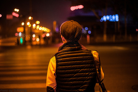 路口夜景孤独的归人背景