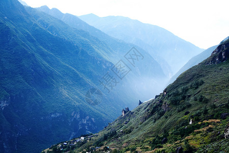 远景树清晨山谷间的薄雾背景