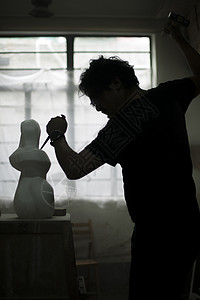 石匠匠人在雕刻石料图片