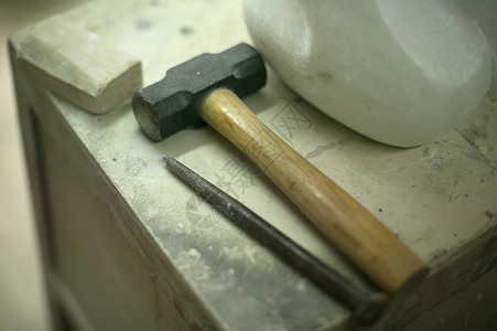 石雕工具榔头和雕刻刀图片