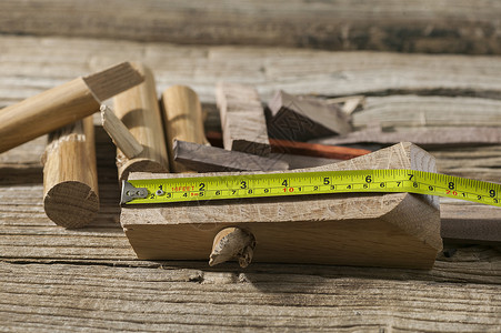 钢木楼梯木匠工具和木料背景