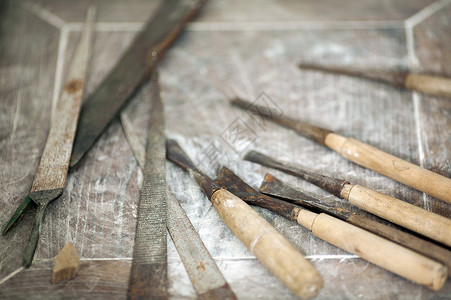 木匠师傅的雕刻工具背景图片