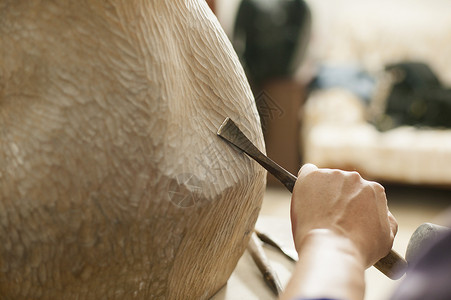 刀画木匠师傅在雕刻木料背景