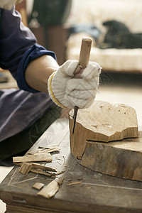 木匠师傅在雕刻木材背景图片