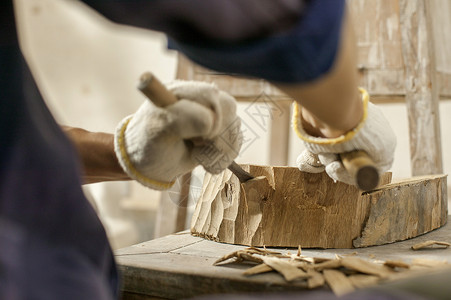 木匠在雕刻木材高清图片