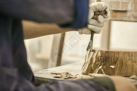 木匠在雕刻木材背景图片