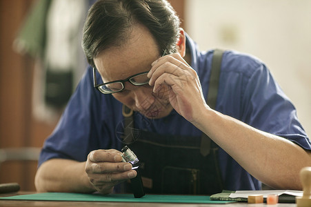 匠人雕琢的手匠人师傅在手工镌刻印章背景