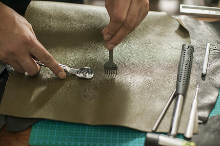 修补工具素材皮匠师傅在制作皮革成品背景