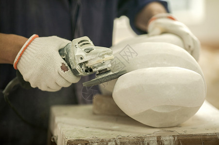 磨制石器专注的石匠师傅在打磨石雕背景