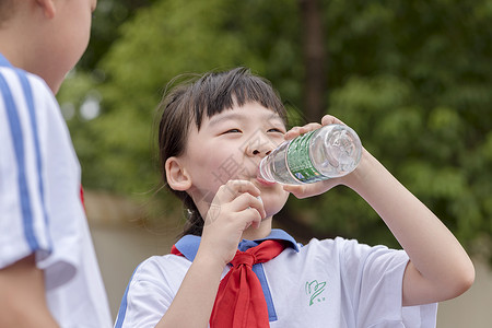 学生喝水女生喝水背景