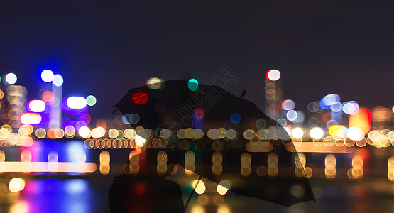 下雨人城市霓虹灯与孤独背影设计图片