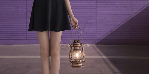 时尚紫色手提马灯的可爱女孩背景