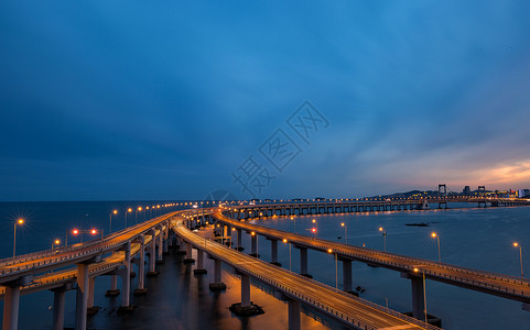 阴天海边城市跨海大桥夜景背景