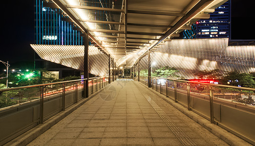 城市人行天桥夜景背景图片