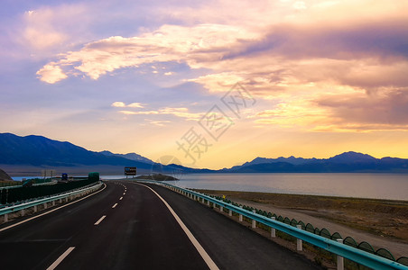 前方道路工程新疆高速路赛里木湖日落霞光背景