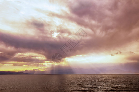 霞光红新疆赛里木湖日落耶稣光火烧云背景