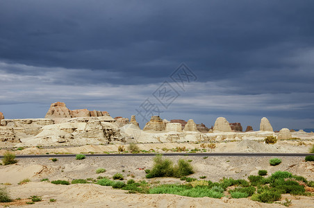 干涸风景新疆克拉玛依魔鬼城沙漠植物背景