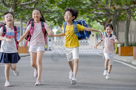 学生们放学看书小教室高清图片