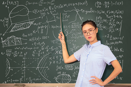 黑板前上数学课的女老师图片