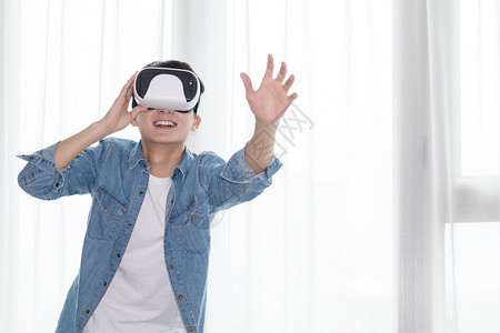 年轻男子在客厅体验虚拟现实VR眼镜图片