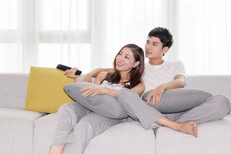 看电视场景情侣在客厅沙发放松休闲看电视背景