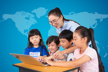 外国女孩点赞老师带同学通过电脑了解世界设计图片