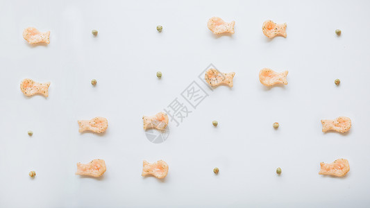 鱼果豌豆零食创意平铺素材背景图片