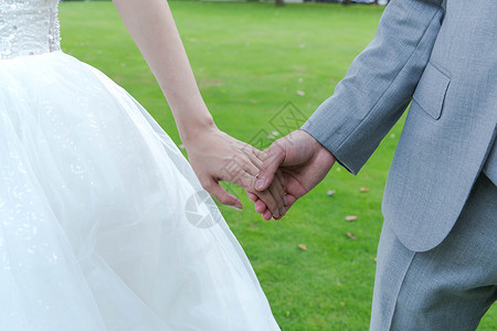 婚礼上牵手的新郎新娘背景图片