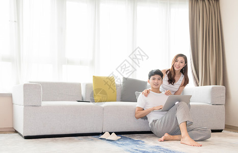 情侣在家客厅一起休闲放松网购购物高清图片
