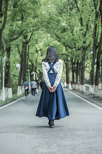 绿色衣服女孩女孩背影背景