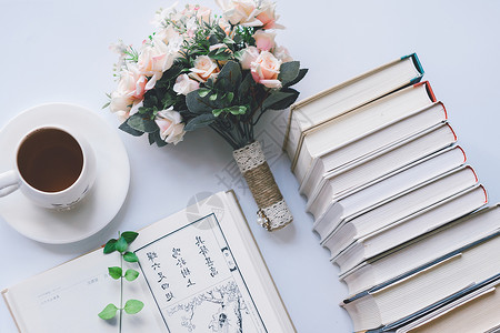 陶瓷白色咖啡杯书本鲜花和咖啡设计图片