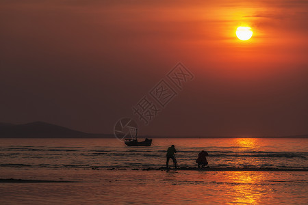 海边夕阳追影人背景图片