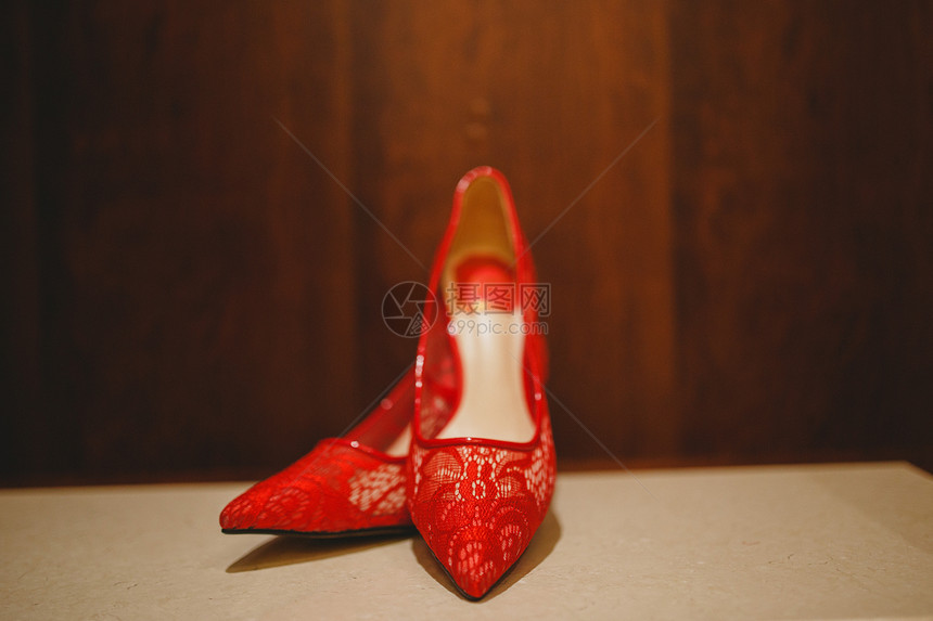 红色的鞋子图片