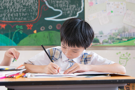 学习的男孩子图片