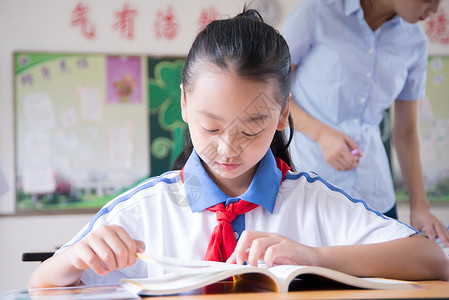 青春活力的小学生背景图片