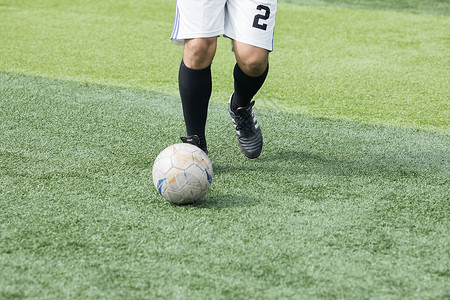 传球游戏足球运动员在比赛背景