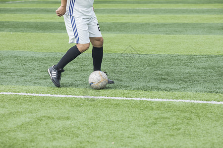 足球运动员在比赛图片