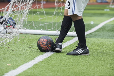 盘带足球运动员在草坪上训练踢球背景