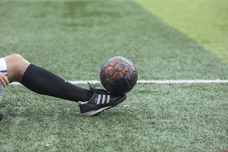 足球运动员在草坪上训练踢球高清图片