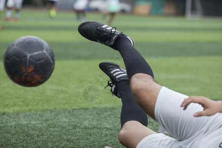 盘带足球运动员在草坪上训练踢球背景