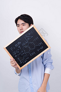 年轻男子学生黑板底图背景图片