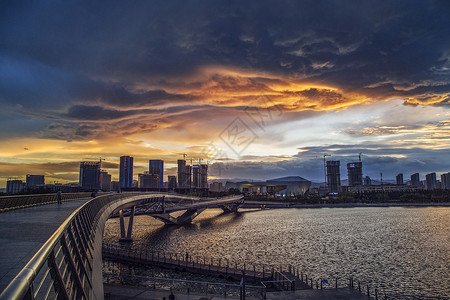 山西雨后城市中金色云彩下的桥高清图片