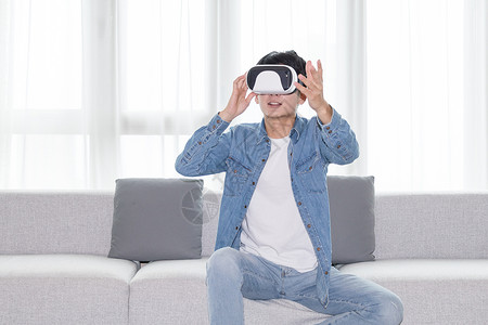 科技在我手里在客厅头戴vr眼镜体验虚拟现实的男士男人背景