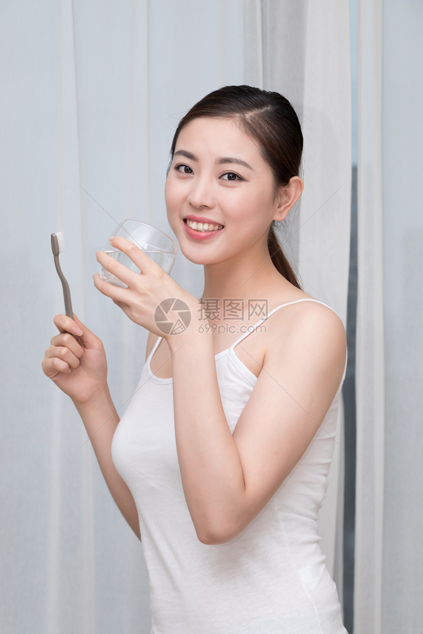 睡前刷牙早起刷牙的的年轻美女图片