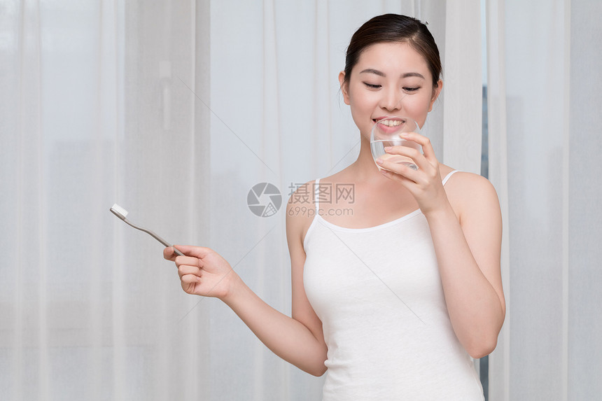 睡前刷牙早起刷牙的的年轻美女图片