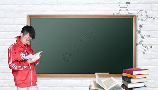 穿校服男生黑板前读书的学生设计图片